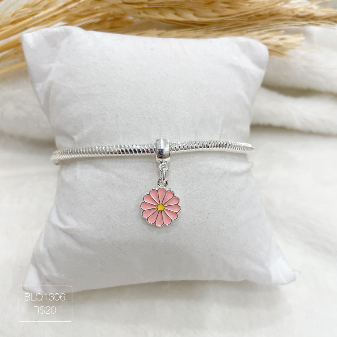 Berloque Margarida Cor de Rosa Pendurado Esmaltado Prateado